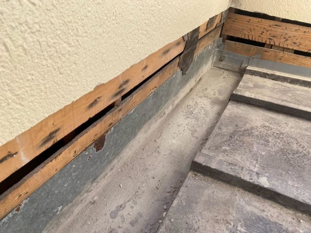 加古川市でベランダ内部屋根及び箱谷回りモルタル壁カット